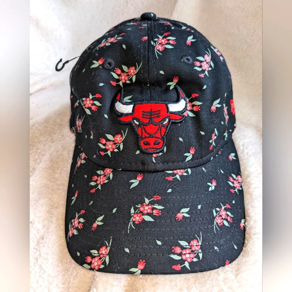 NWT Chicago Bulls New Era Women's Black Cap, Bulls logo and‎ roses
